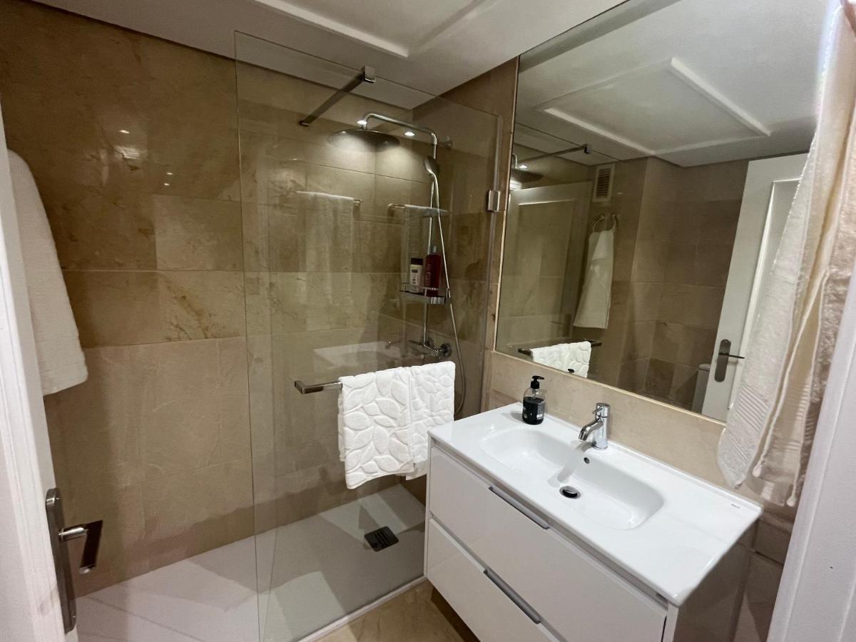 Heart Of Puerto Banus Newly Renavated Free Parking , Wifi ,Pool,Gym,Padel Court Apartment Marbella Luaran gambar